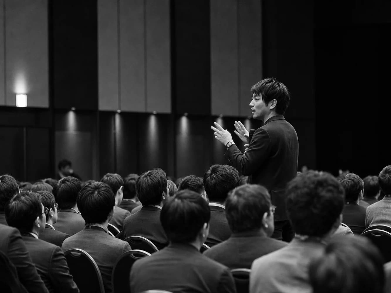 参加者の中で問いを投げかける登壇者のイメージ